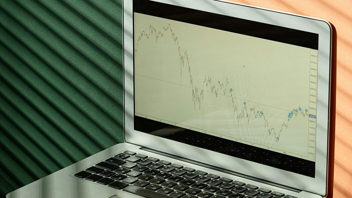 Vale a pena investir em ações de empresas em recuperação judicial? Daniela Frabasile