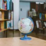 Na prática, a diversificação fora dos EUA serve para reduzir riscos específicos, diluir volatilidade e capturar setores em crescimento que não estão disponíveis na bolsa americana. Foto: Pexels