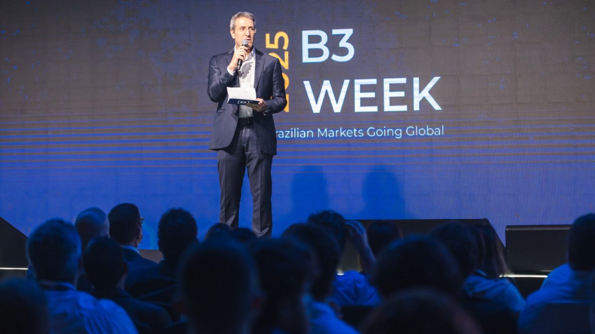 Painel do evento B3 Week com palestrantes e público