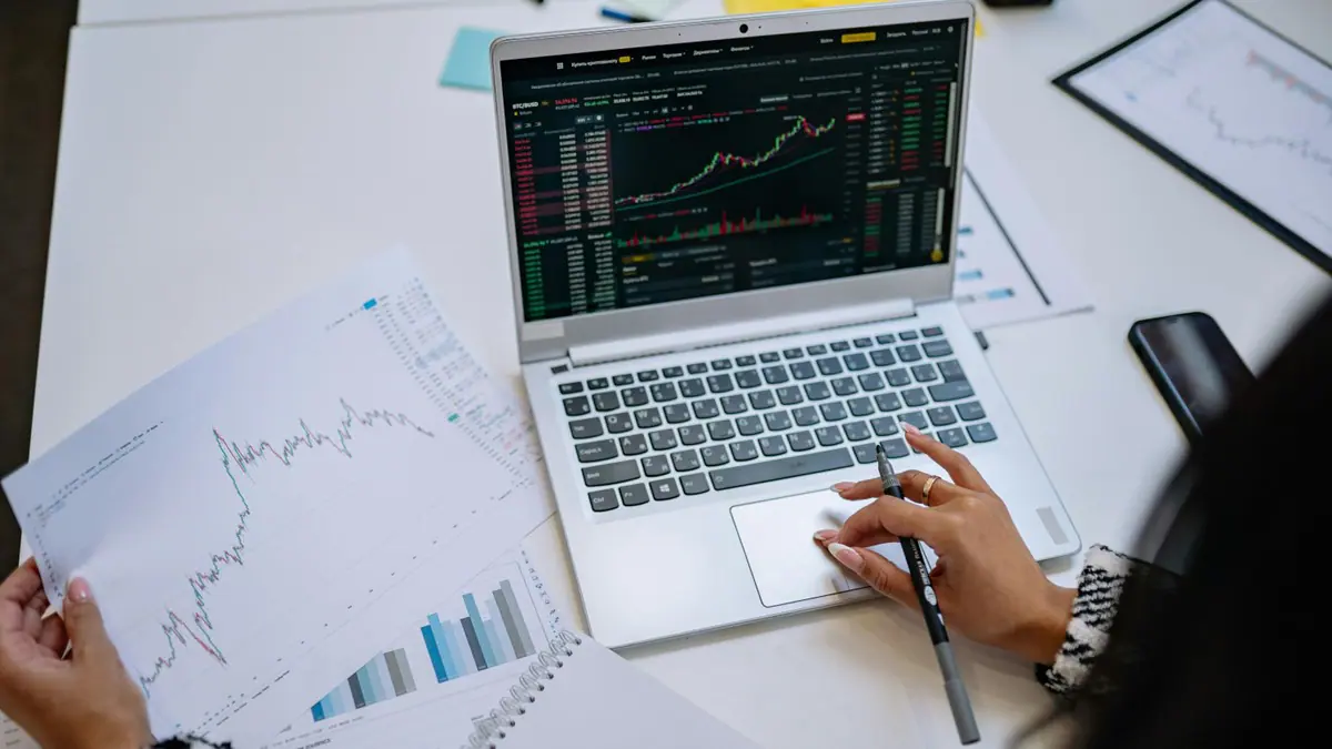 roe-empresas-investimentos O ROE funciona como um filtro poderoso: ele não substitui outras análises, mas ajuda o investidor a separar companhias que apenas surfam momentos de mercado daquelas que constroem resultados consistentes ao longo dos anos. Foto: Pexels