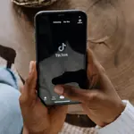 Segundo fontes ouvidas pelo Wall Street Journal, o arranjo prevê que o negócio do TikTok nos EUA seria controlado por um consórcio de investidores. Foto: Pexels