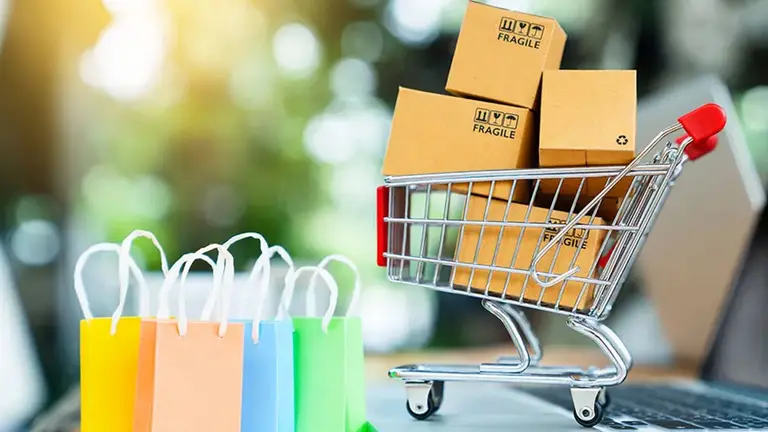 Sacolas de compras em carro de compras em miniatura. Foto: Adobe Stock