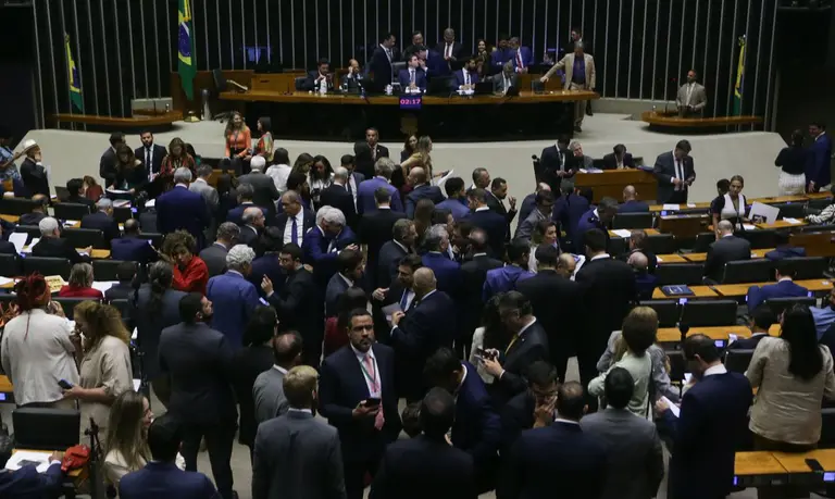 Câmara dos Deputados aprovou, por unanimidade, a proposta que isenta de imposto de renda quem recebe até R$ 5 mil por mês. Lula Marques/Agência Brasil