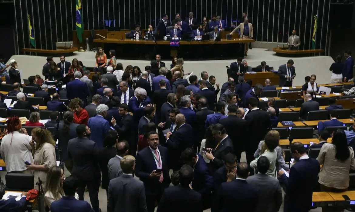 Câmara dos Deputados aprovou, por unanimidade, a proposta que isenta de imposto de renda quem recebe até R$ 5 mil por mês. Lula Marques/Agência Brasil