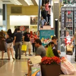 Consumidores em shopping: comércio cresce em agosto e interrompe quatro meses de taxas negativas (Crédito: Valter Campanato/Agência Brasil)