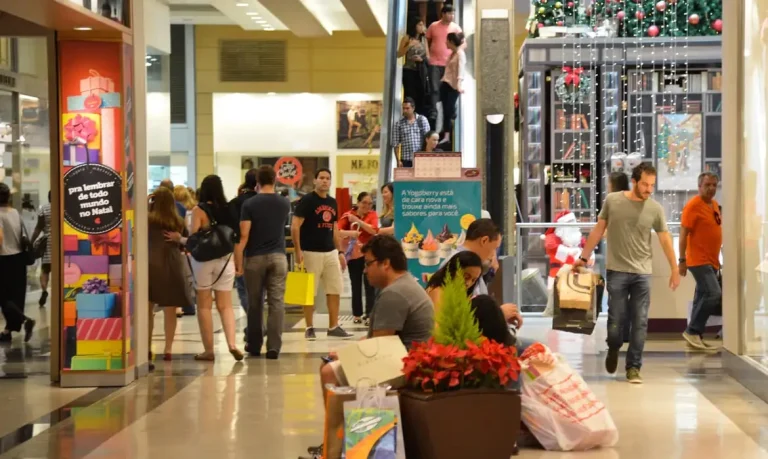 varejo Consumidores em shopping: comércio cresce em agosto e interrompe quatro meses de taxas negativas (Crédito: Valter Campanato/Agência Brasil)