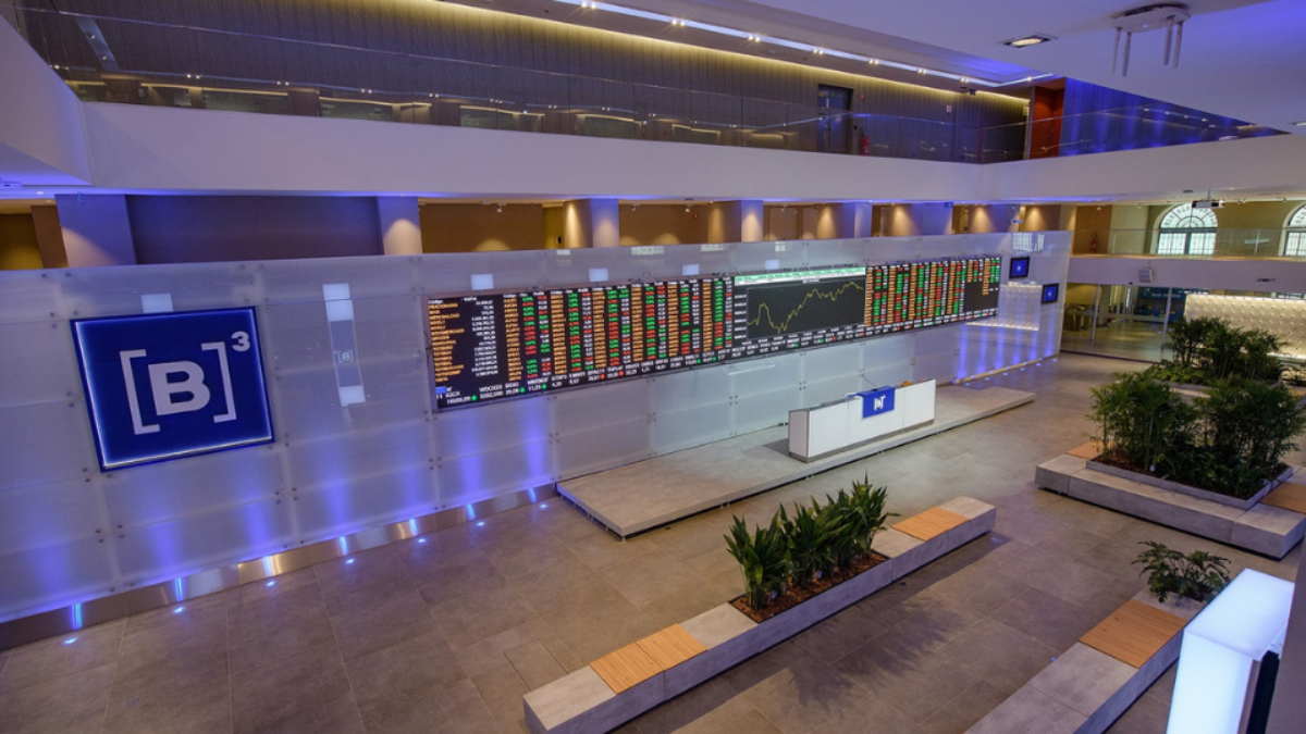 Ibovespa B3 bate novo recorde e fecha acima dos 147 mil pontos pela 1ª vez; dólar cai a R$ 5,36  Sede da Bolsa de Valores em São Paulo, com grande telão mostrando as cotações das ações. Foto: Divulgação/B3