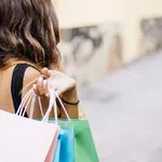 Mulher carregando sacolas de compras. Foto: Pixabay