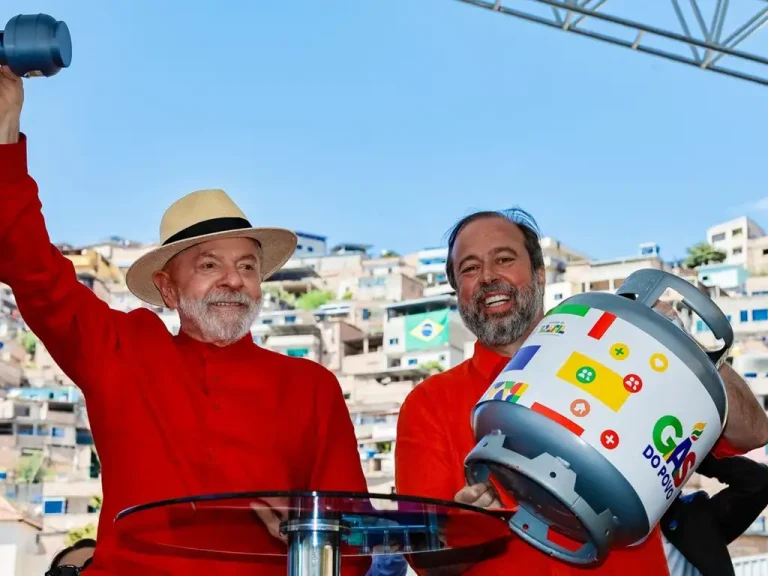 Presidente da República, Luiz Inácio Lula da Silva, e o ministro de Minas e Energia, Alexandre Silveira, durante cerimônia de anúncio do Programa “Gás do Povo”. Foto: Ricardo Stuckert/PR