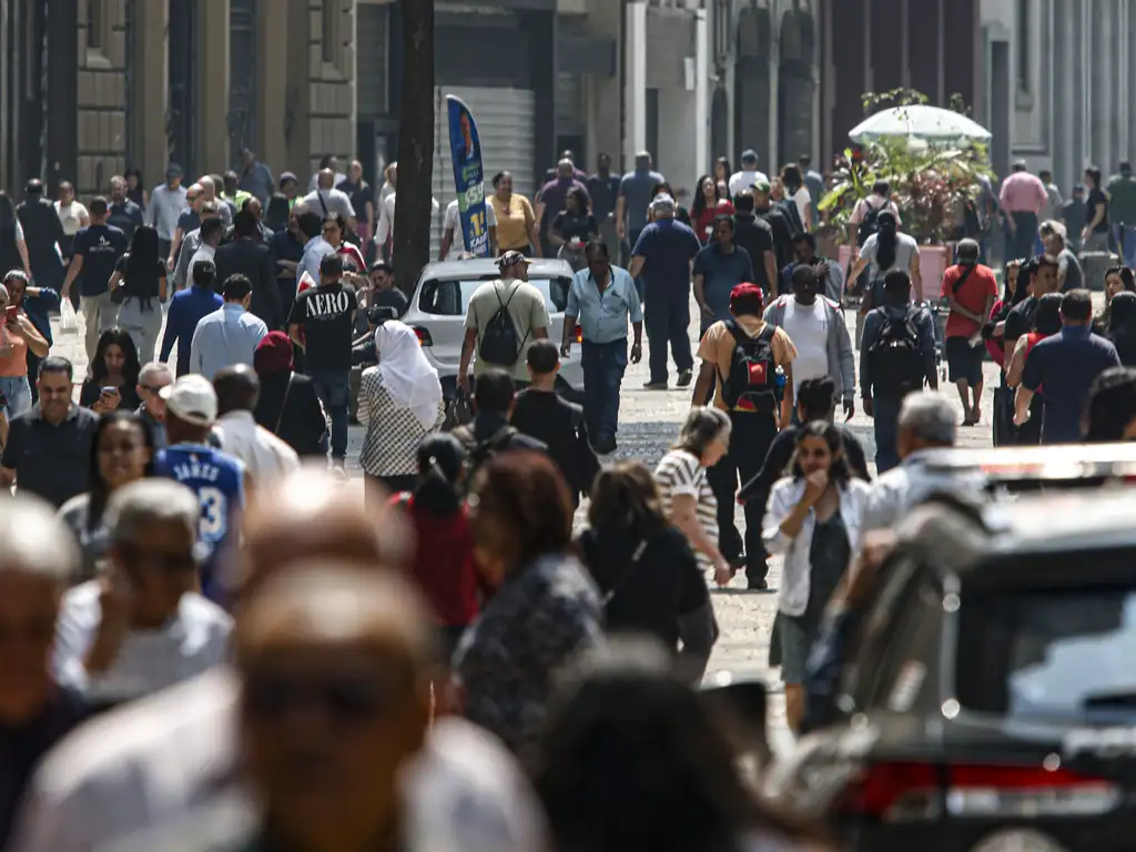 Movimento no comércio de São Paulo na rua 25 de Março. Foto: Paulo Pinto/Agência Brasil