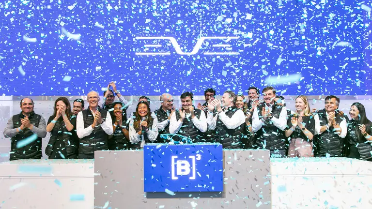 Eve Air Mobility celebra a listagem de seus BDRs na B3. Foto: Divulgação