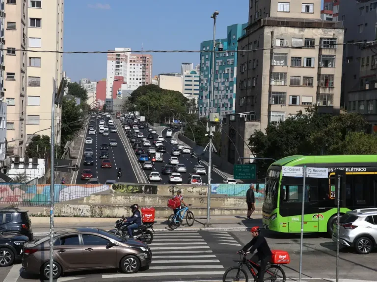 Movimento de ônibus, carros e motos no trânsito da rua Augusta, em Bela Vista. Foto: Rovena Rosa/Agência Brasil