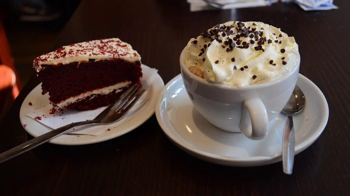 Café e bolo. Foto: Pixabay