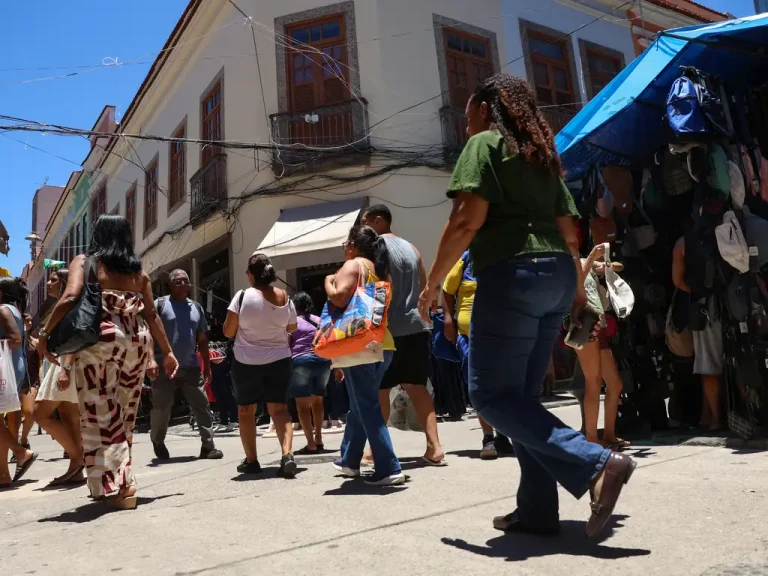 Consumidores fazem compras na antevéspera de Natal no Saara, na região central do Rio de Janeiro. Foto: Tomaz Silva/Agência Brasil