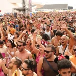 Carnaval: Bloco das Montadas reúne diversos foliões na área externa do Museu Nacional da República (Crédito: Fabio Rodrigues-Pozzebom/ Agência Brasil)