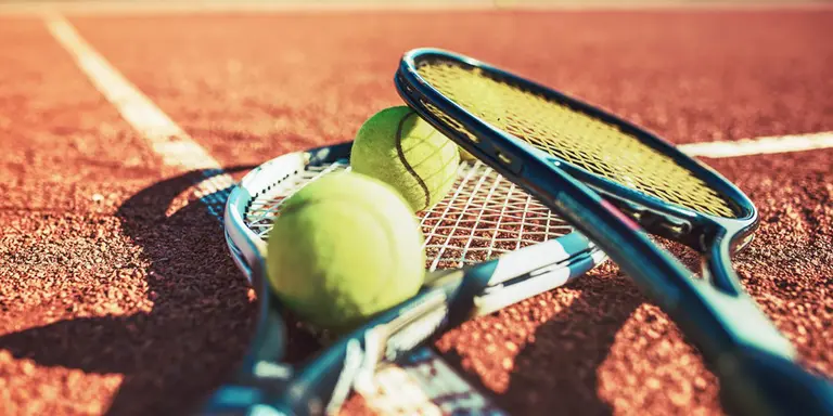 Raquetes e bolas de tênis. Foto: Adobe Stock