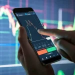 Celular com gráfico de ações: bom momento da bolsa deve continuar. Foto: Wance Paleri/ Unsplash