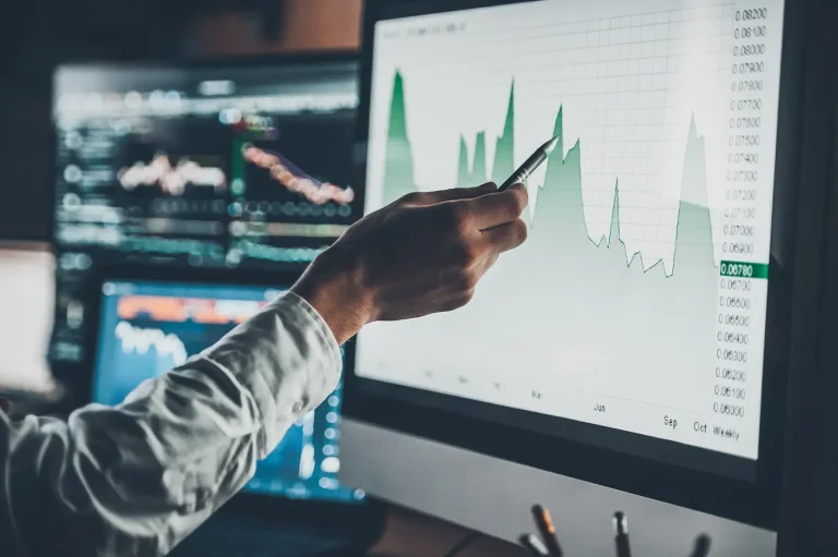 Profissional apontando gráfico: agentes autônomos terão de mostrar remuneração recebida pela venda de cada produto. Foto: Adobe Stock