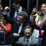 Senadores comemoram a aprovação da PEC do fim da escala 6x1. Foto: Lula Marques/Agência Brasil
