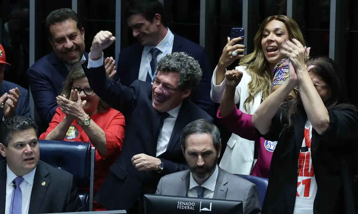 Senadores comemoram a aprovação da PEC do fim da escala 6x1. Foto: Lula Marques/Agência Brasil
