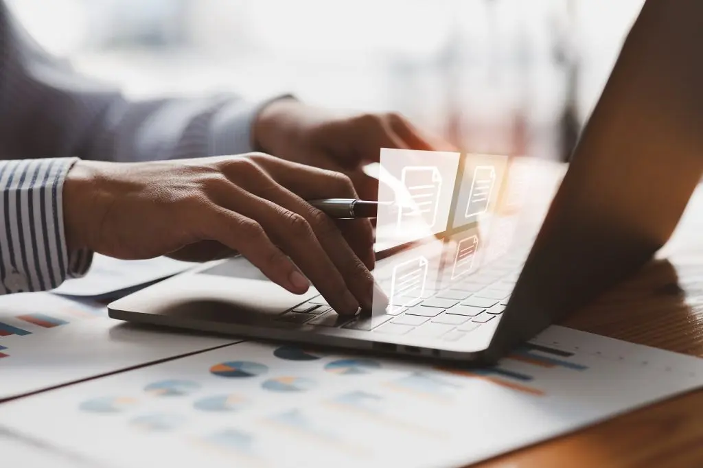 Homem digitando em notebook: investidor deve seguir orientações do FGC. Foto: Adobe Stock
