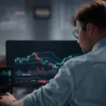 Homém analisando gráficos