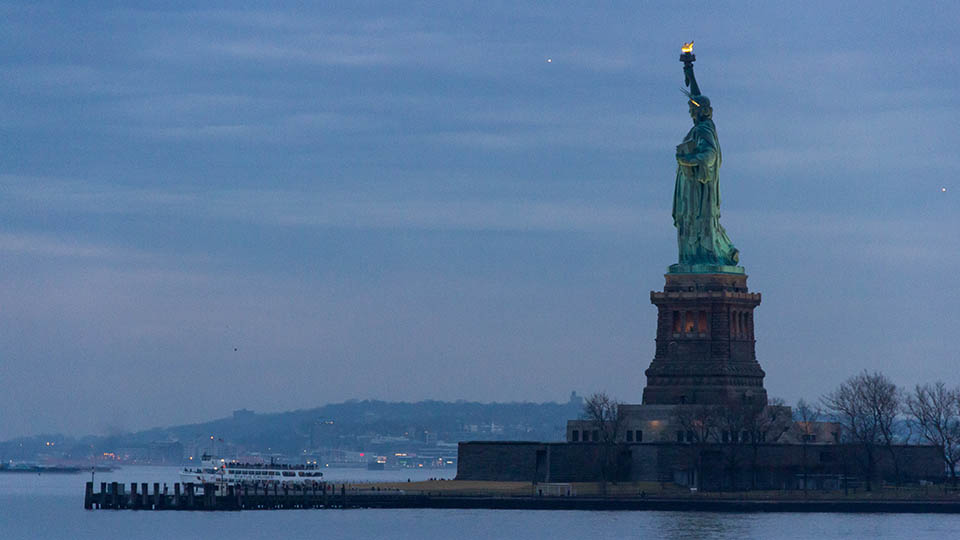 Fitch rebaixa rating dos EUA de AAA para AA+, com perspectiva estável tatiana.vaz