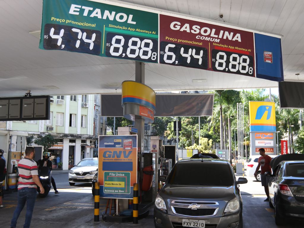 Tributos da gasolina são zerados e subsídios a combustíveis ampliados João Santos